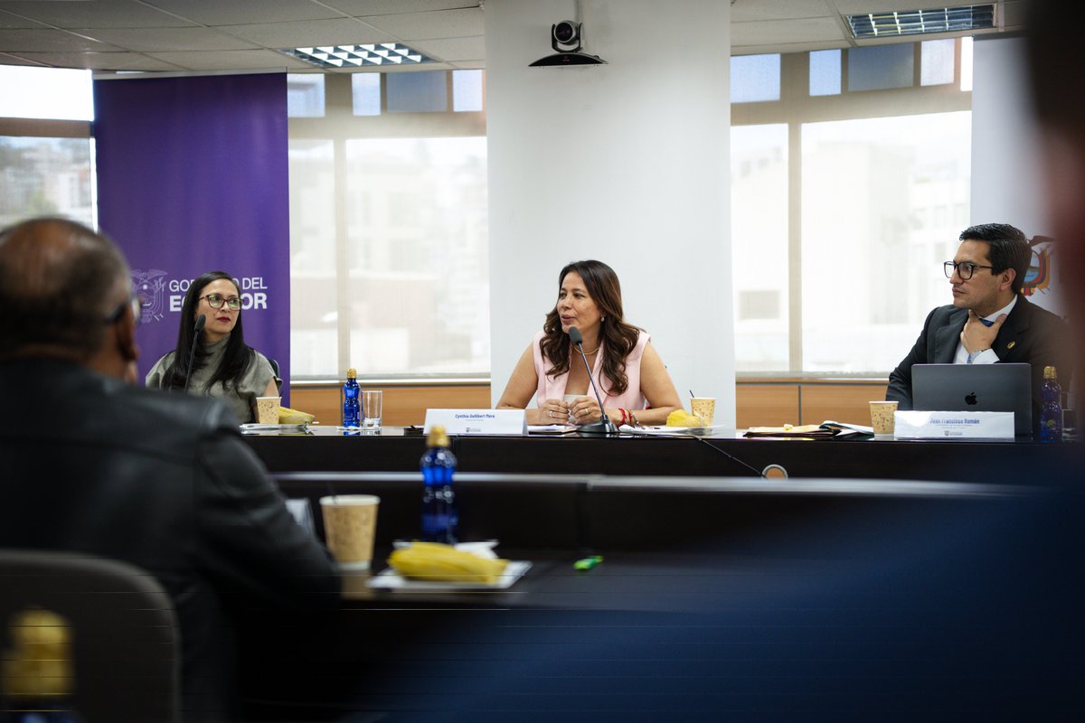 CynthiaGelliber's tweet photo. Una gran mesa de diálogo dónde todas las voces son escuchadas 🤝🏼

Convocamos a organizaciones sindicales nacionales, sectoriales y territoriales del país para trabajar de manera articulada, en equipo, en la construcción de políticas que fomenten la empleabilidad y mejores condiciones laborales para los ecuatorianos.

La paz laboral y la concertación entre Gobierno, empleadores y trabajadores nos permite avanzar en una agenda común: un Ecuador con más empleo 🇪🇨💼