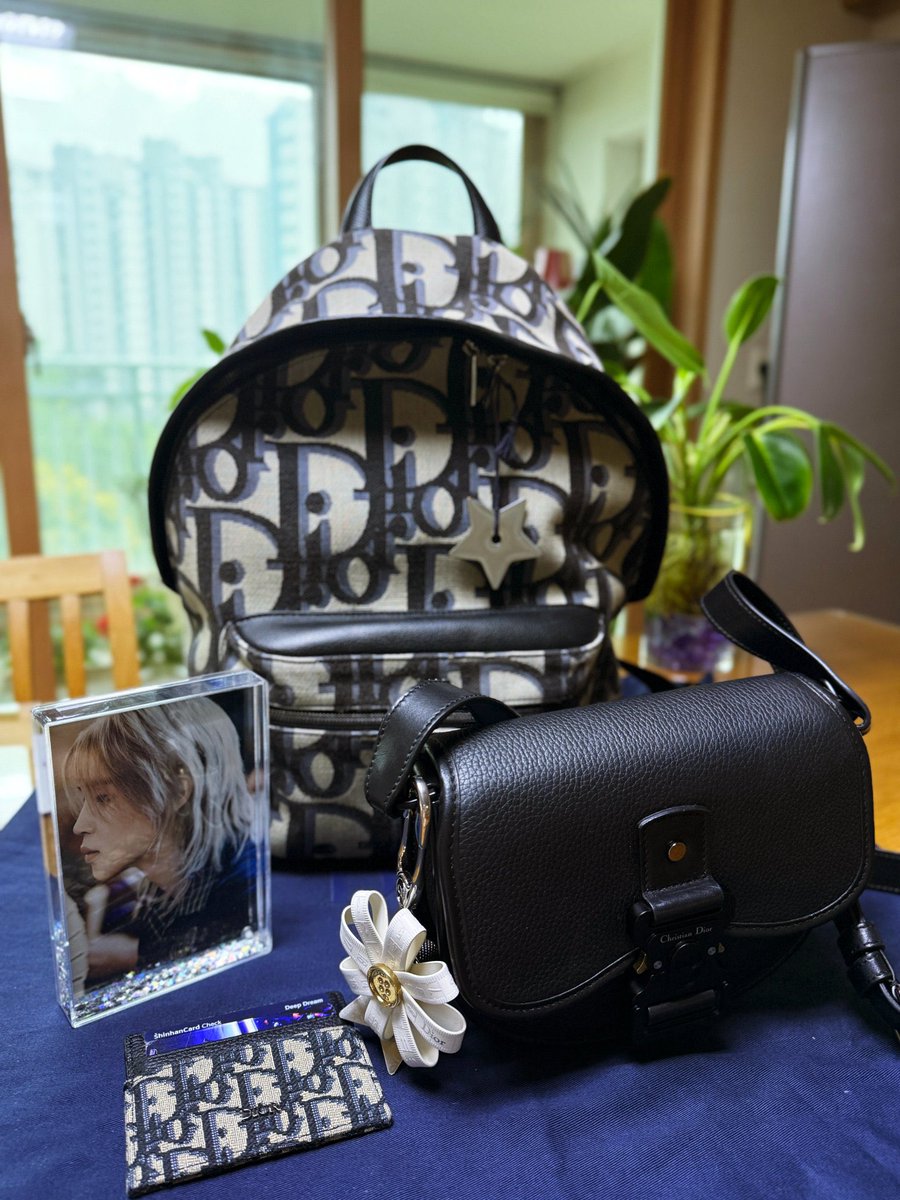 JiminLatinoFB's tweet photo. Los fans de Jimin utilizando DIOR 🍒😭 me encanta ver el poder adquisitivo que tienen los (as) Jimin biased. 

El hombre tiene a los mejores fans y eso no se pone en duda. #JIMINXDIOR https://t.co/DmmAZcCbMm
