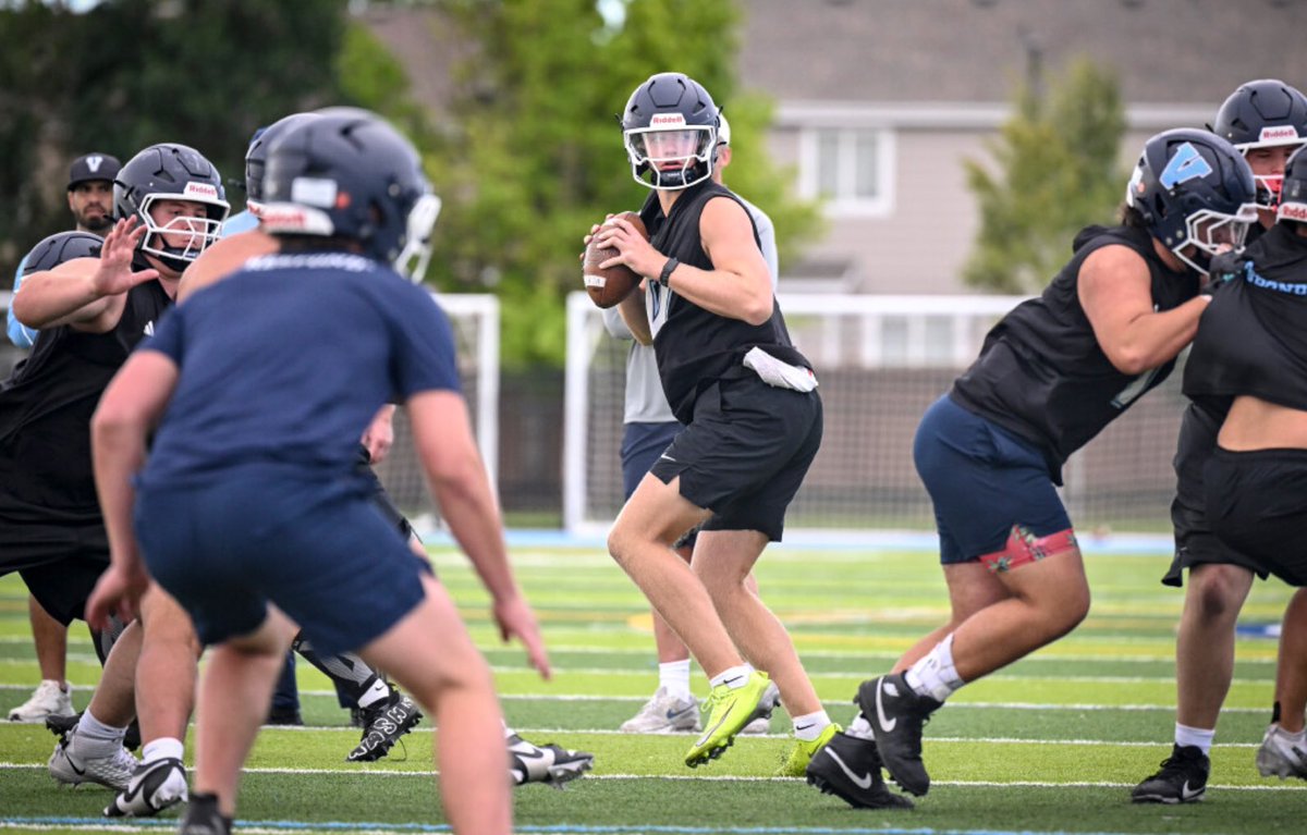 TroyRenck's tweet photo. #ValorChristian's Titus Huard navigates life as a top QB recruit — Ohio State, Oregon and USC are among schools pursuing him — with humility. It runs in the family: https://t.co/wKheKWxiQ3
#highschoolfootball
 #preps https://t.co/1ukSWkzvzG