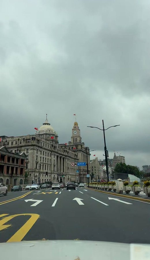 DemarestCindy2's tweet photo. 梅雨季节的外滩，你喜欢这种烟雨朦胧的感觉，还是更喜欢阳光下的黄浦江。 https://t.co/lz6RNnuJoH