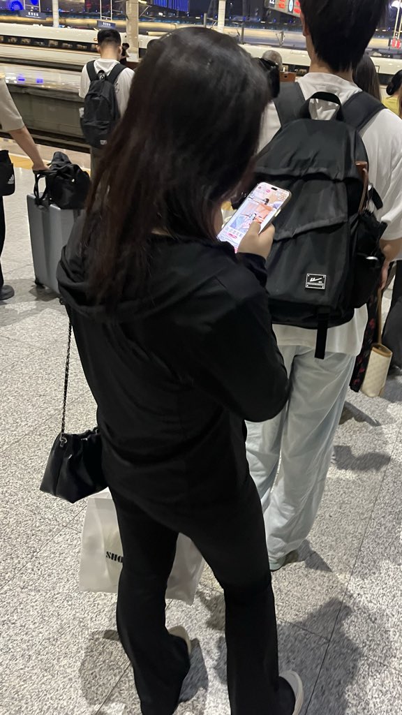HstHuck's tweet photo. 高铁还没来，先被瑜伽裤美少妇��杀！那腿那腰，行走的风景啊🚄😮‍💨 谁懂这夏日限定福利！ https://t.co/5FUL9qxrx0