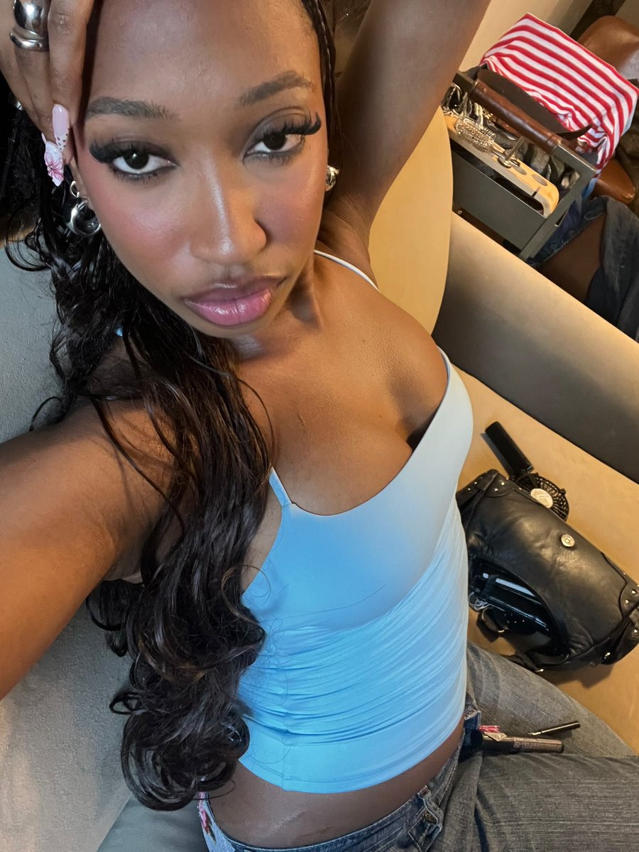 girlsluvbunni's tweet photo. feeling blue https://t.co/i0rWz17bxj