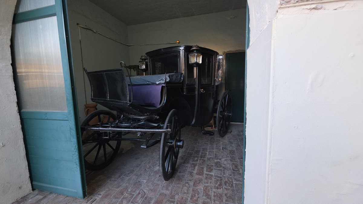 MuniChivilcoy's tweet photo. 🏛️ Un recorrido por la historia de Chivilcoy te espera en el Complejo Histórico "Adelina Dematti de Alaye"

¿Conocés todo lo que guarda este espacio? En 9 de Julio 177 podés descubrir una valiosa colección de arqueología y paleontología, objetos de época, documentos históricos, fotografías, archivos periodísticos, carruajes y mucho más.

El director, Sergio González Padilla, destacó el trabajo del equipo del Complejo y la importancia de las visitas escolares, al tiempo que invitó a toda la comunidad a acercarse y conocer este patrimonio que preserva la memoria de nuestra ciudad.

📍 Abierto de lunes a viernes, de 7 a 15 horas. 📞 Visitas guiadas: 422185.

Durante las vacaciones de invierno, el Complejo Histórico continuará recibiendo a vecinos y visitantes para compartir la historia, la identidad y el patrimonio de Chivilcoy.

¡Te esperamos para conocer, aprender y valorar nuestro pasado!

https://t.co/yqZEqBmRqC…