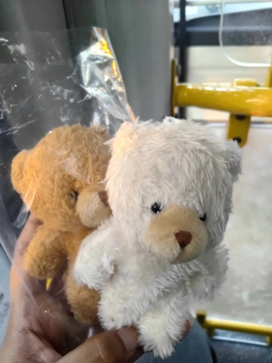 KopiSusuu23's tweet photo. Gais siapapun yg lagi di halte senayan city. Tolong dibeli jualan bapak ini🙏 bapaknya udh tua tp semangat jualan. Jadi malu sama si bapak😭 
Pokoknya bonekanya lucu2 murah . Aku ga nanya2 lengkap soal jualan bapaknya krn ngejar busway huhu
Yg aku beli harganya 10rb 1. Walaupun ga butuh tp tolong bgt larisin jualan bapaknya yaa gaiss🫶￼
cc: derisaaqu_