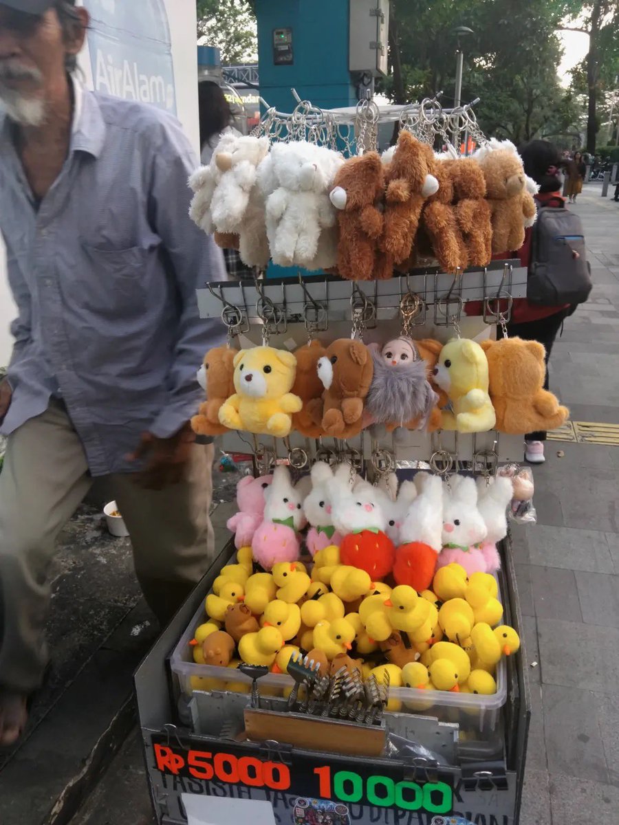 KopiSusuu23's tweet photo. Gais siapapun yg lagi di halte senayan city. Tolong dibeli jualan bapak ini🙏 bapaknya udh tua tp semangat jualan. Jadi malu sama si bapak😭 
Pokoknya bonekanya lucu2 murah . Aku ga nanya2 lengkap soal jualan bapaknya krn ngejar busway huhu
Yg aku beli harganya 10rb 1. Walaupun ga butuh tp tolong bgt larisin jualan bapaknya yaa gaiss🫶￼
cc: derisaaqu_