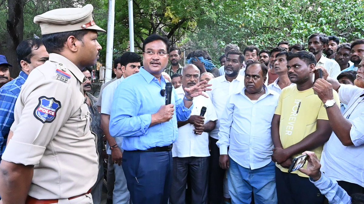 NewsMeter_In's tweet photo. "#HYDRAA won't demolish #poorpeople's #houses."

@Comm_HYDRAA A.V. Ranganath personally visited #MSMaktha and #BSMaktha near #HussainSagar to reassure #residents that there is no plan to demolish homes of poor families.

He dismissed #rumours over Hussain Sagar #FTLdemolitions, saying vested interests were spreading misinformation to create panic. 

The Commissioner warned of legal action against those circulating false claims and misleading people into protests.

Ranganath clarified that settlements existing before HYDRA's formation need not fear eviction, citing #BathukammaKunta and #Ramanthapur #PeddaCheruvu as examples where restoration works were carried out while protecting poor residents and facilitating #rehabilitation wherever necessary.

#Hyderabad #HYDRA #HussainSagar #MSMaktha #BSMaktha #FTL #Telangana