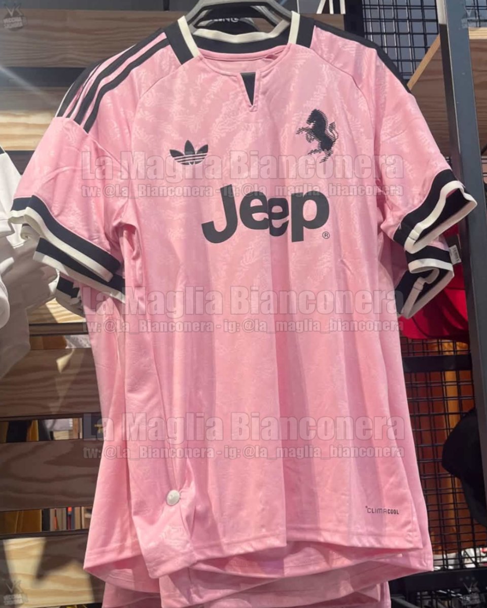 La_Bianconera's tweet photo. 💥 Anteprima: Altro spoiler da negozio della maglia Away #Juve 26/27! #JuJersey https://t.co/Asajcl3M9k