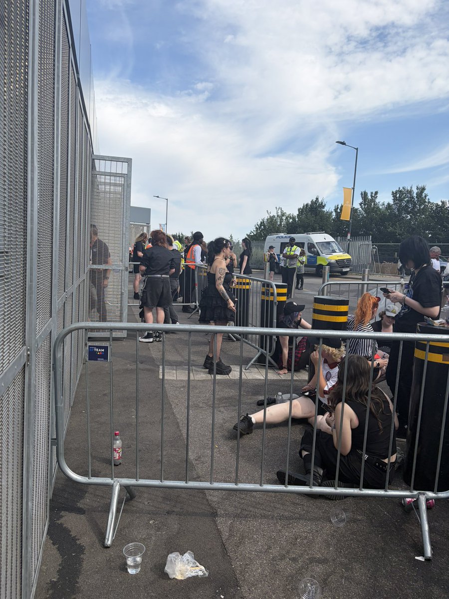 _ACollins_'s tweet photo. @moonypml In front of the queue https://t.co/RezxRBzhlP