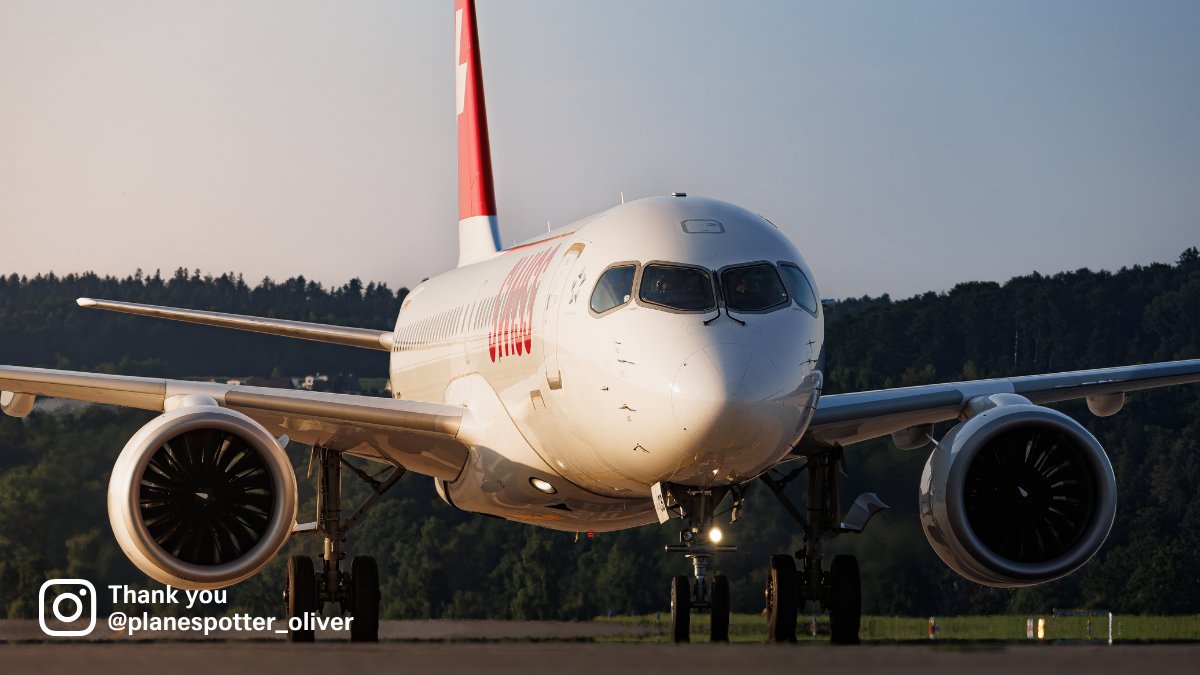 FlySWISS's tweet photo. Sun's out, planes out. ☀️✈️ Golden light, clear skies and the perfect conditions for plane spotting. Share your pictures with #flyswiss for the chance to get featured. #repostsoftheweek #reposts https://t.co/BeLnHBBLjq