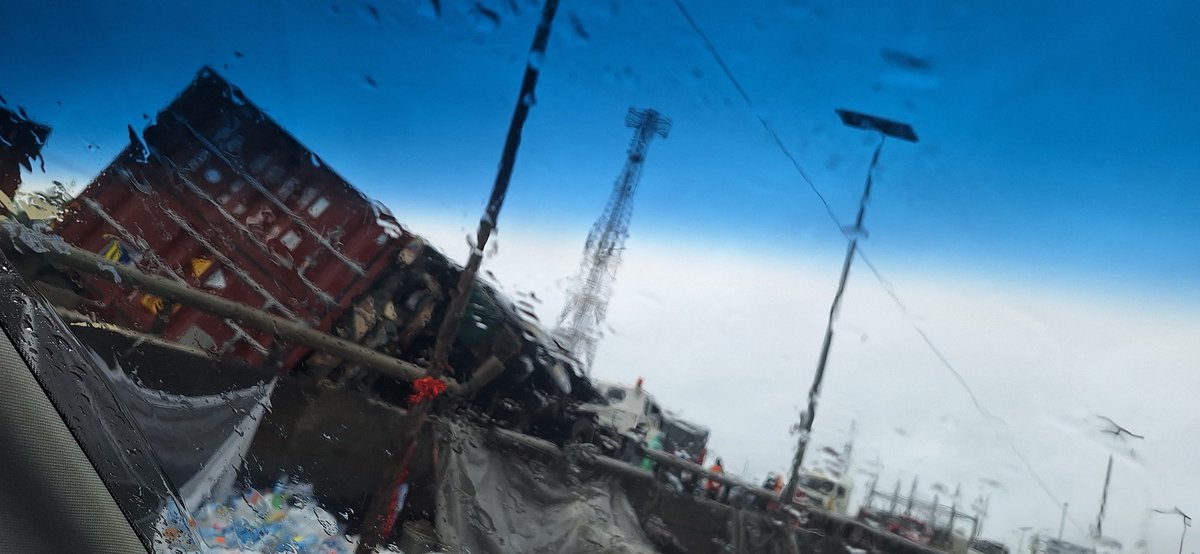 wunmiAlatishe's tweet photo. Apapa and traffic. Trailer container fallen. Crossing the road and blockingexit from areaB policestation.  Alternatively,  under the bridge is where trafficis diverted @followlastma  @TrafficChiefNG @Gidi_Traffic https://t.co/3687sv8W95