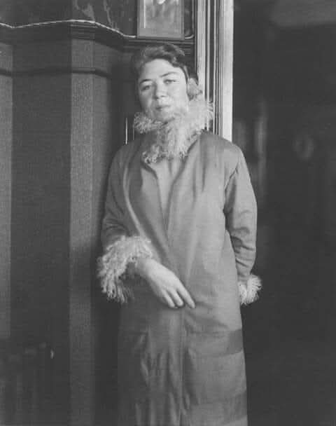 BsAs_recuerdo's tweet photo. Alfonsina Storni en 1928 en la puerta de la Sociedad Argentina de Escritores ubicada en Florida 207. Pese a ser una de las principales impulsoras de la flamante "SADE" y ofrecer su casa para las reuniones iniciales, no le permitieron integrar la Comisión Directiva por ser mujer. https://t.co/gN9ffjixkq