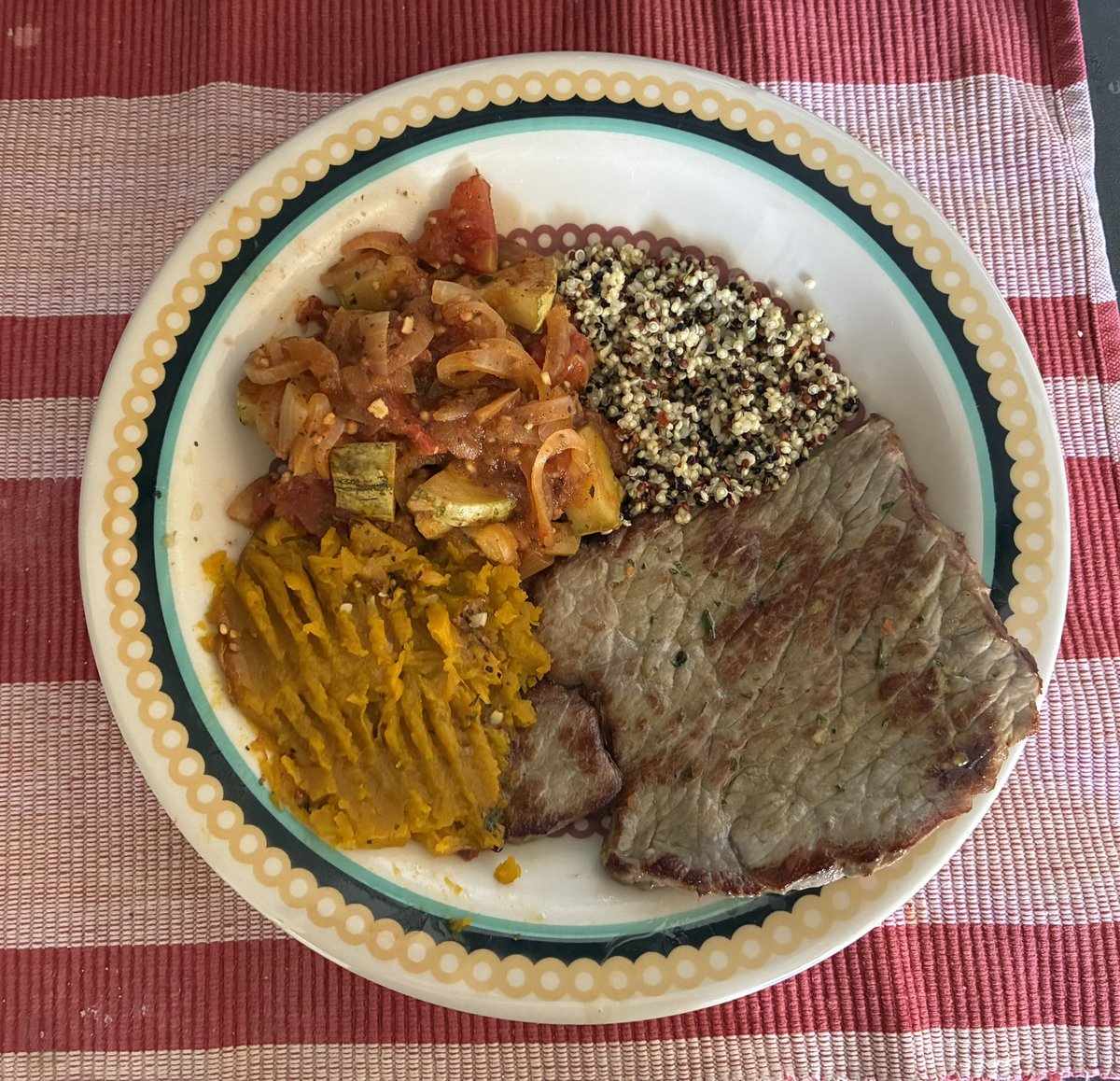 0kcalssoul's tweet photo. por incrível q pareca esse prato tem 210 calorias amo q abobora e abobrinha tem poucas calorias https://t.co/p3Imth03t8