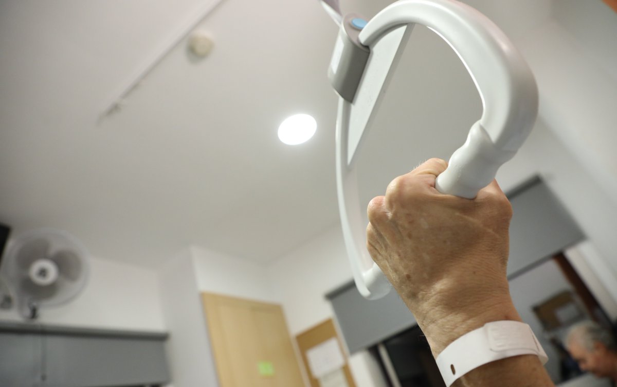 ArrelsFundacio's tweet photo. Sovint les persones que viuen al carrer no tenen cobertura sanitària, fet que implica, entre altres aspectes, que rebin atenció als serveis d'urgències, que no puguin programar visites a cap especialista hospitalari o que els sigui difícil rebre el seguiment mèdic adequat. https://t.co/R56zl0tZCX