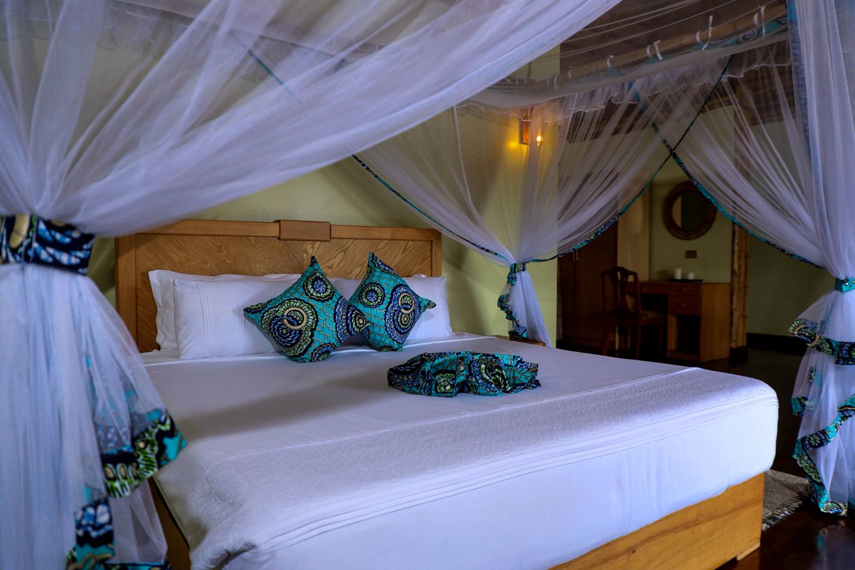 Mwesigwa_Resort's tweet photo. Wake up refreshed in the comfort of our cozy cottages at Mwesigwa Resorts. 🌿🛏️

Designed with naturally cool bamboo interiors and traditional grass-thatched roofs, every stay offers the perfect blend of comfort, fresh air, and authentic Ugandan charm.

Book your escape today. 🍃✨

#MwesigwaResorts #ComfortInNature #EcoStay