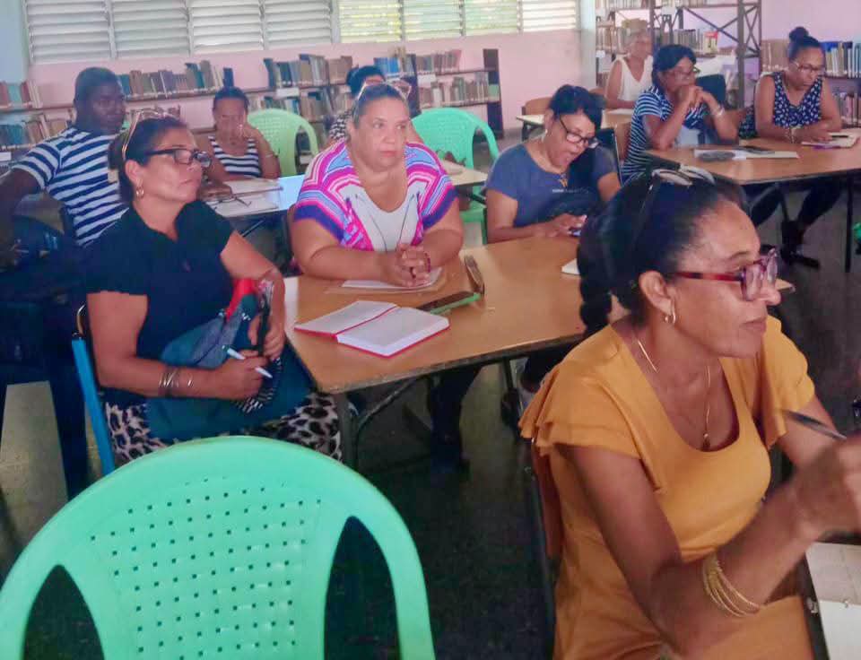 CubaMined's tweet photo. 🇨🇺 Se desarrollan en todos los municipios del país los seminarios de preparación de profesores de Historia y Educación Ciudadana. Se analizan temas medulares de la agenda educativa como la concepción de las disciplinas. Prevalece el compromiso de los  educadores.
#CubaMined 🇨🇺🇨🇺 https://t.co/0uV58Y1nlv