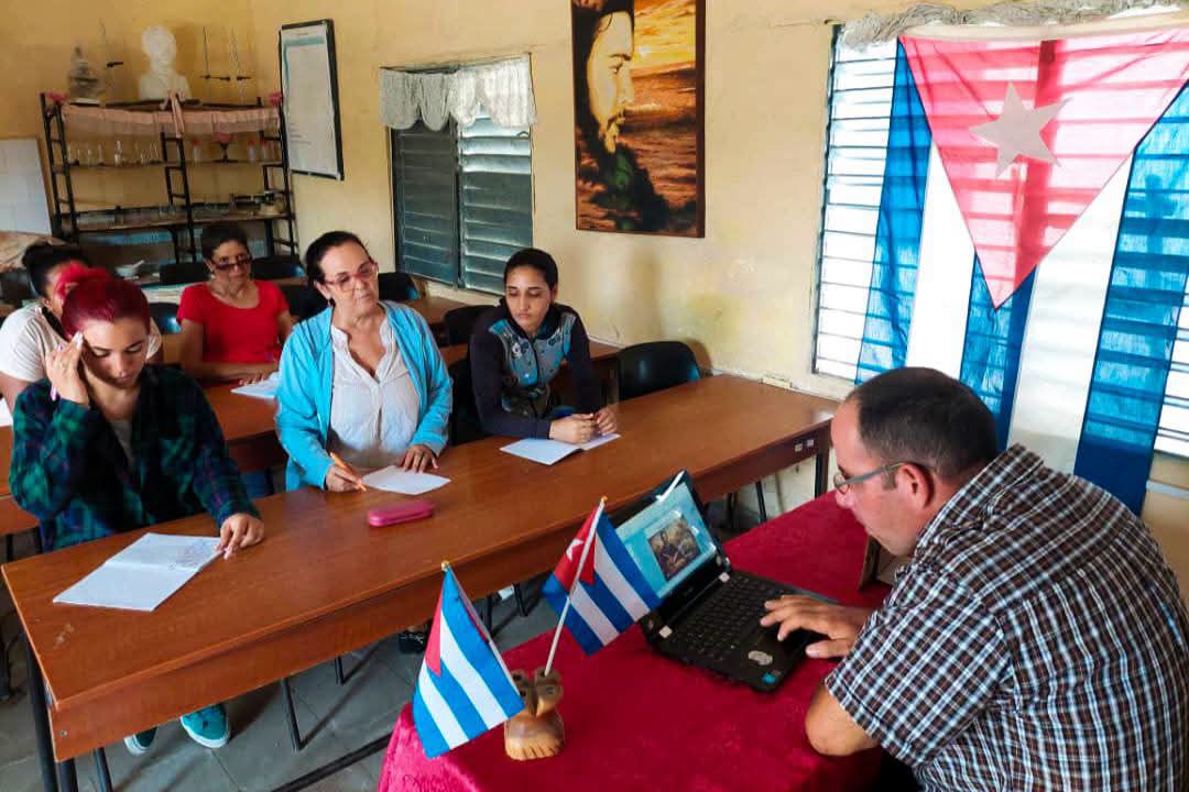 CubaMined's tweet photo. 🇨🇺 Se desarrollan en todos los municipios del país los seminarios de preparación de profesores de Historia y Educación Ciudadana. Se analizan temas medulares de la agenda educativa como la concepción de las disciplinas. Prevalece el compromiso de los  educadores.
#CubaMined 🇨🇺🇨🇺 https://t.co/0uV58Y1nlv