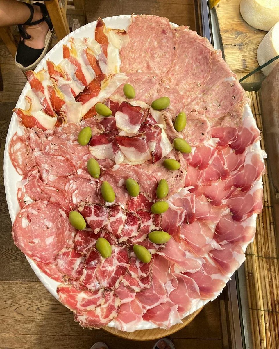 SamaHoole's tweet photo. Italy cures pig into prosciutto, salami and guanciale, fries in lard, and treats cheese as a food group. Life expectancy: about 83 and a half.

America spent fifty years taking the fat out. Skimmed the milk, trimmed the steak, swapped the butter for margarine and the lard for vegetable oil, and printed the warnings on every label. Life expectancy: about 79 and a half.

Four years. That is the gap between the country that kept eating pork fat and cheese and the country that declared war on them.

One of these nations followed the dietary advice. It is the one dying younger.
