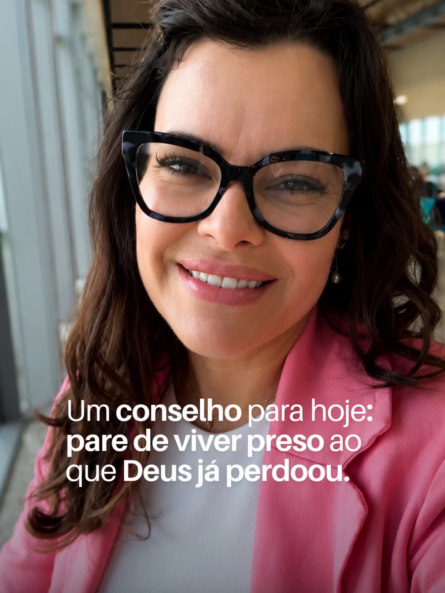 anapaulavaladao's tweet photo. Há quem já foi perdoado por Deus, mas ainda não consegue perdoar a si mesmo.

Vivem presos à culpa, revivendo erros que o Senhor já apagou pela graça.
A Palavra nos lembra que Satanás é o acusador dos irmãos (Apocalipse 12:10). Mas Jesus não nos chama para viver debaixo da acusação, Ele nos chama para viver na liberdade do perdão.

Quando há arrependimento verdadeiro, Deus não apenas perdoa, Ele purifica e nos dá um novo começo.

"Se confessarmos os nossos pecados, Ele é fiel e justo para nos perdoar os pecados e nos purificar de toda injustiça." (1 João 1:9)

Talvez hoje você ainda esteja carregando um peso que Deus já retirou dos seus ombros. Não permita que a culpa tenha mais voz do que a cruz.

O sangue de Jesus é suficiente, a graça de Deus é maior do que o seu passado e aquilo que Ele perdoou não precisa continuar definindo quem você é.

Você tem vivido como alguém que foi perdoado ou ainda carrega culpas que Cristo já levou sobre Si?