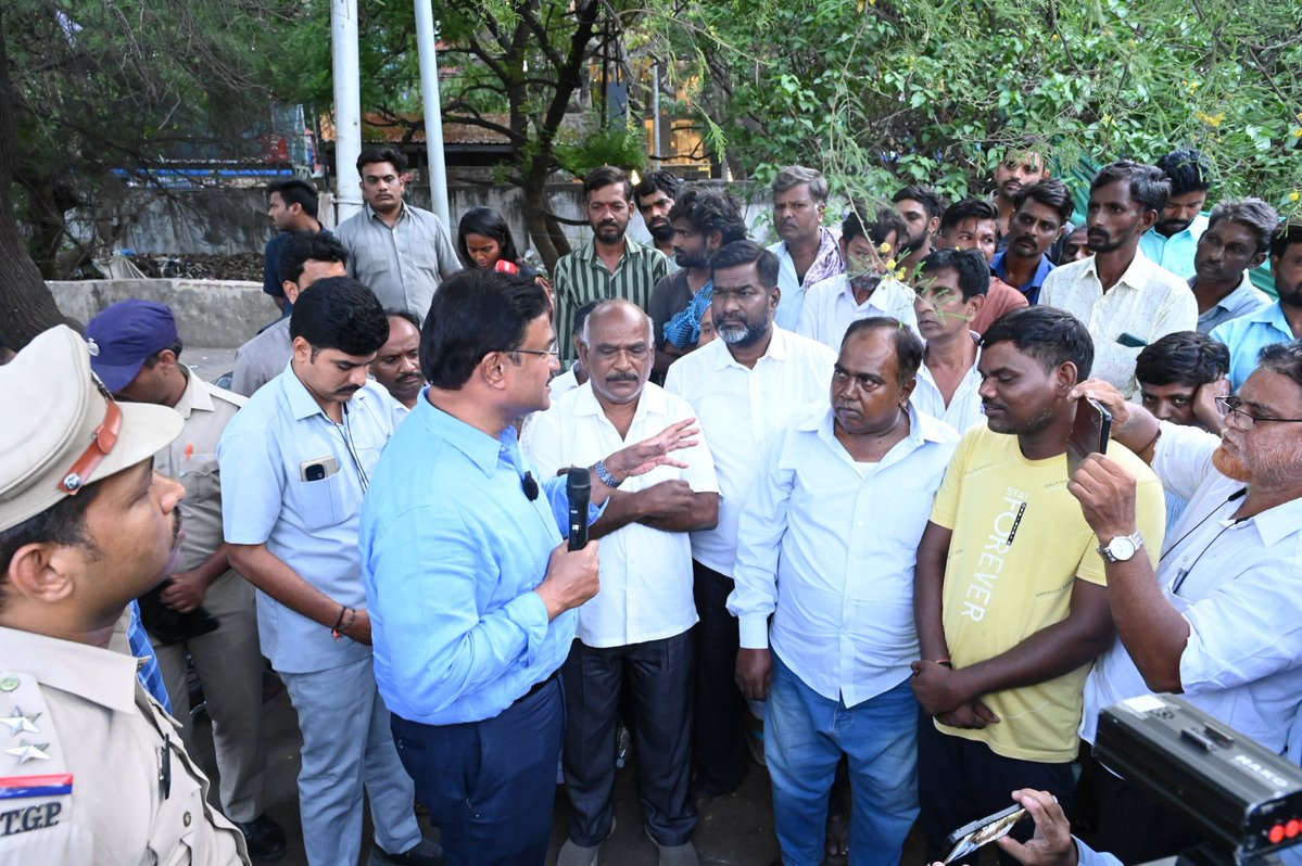 NewsMeter_In's tweet photo. "#HYDRAA won't demolish #poorpeople's #houses."

@Comm_HYDRAA A.V. Ranganath personally visited #MSMaktha and #BSMaktha near #HussainSagar to reassure #residents that there is no plan to demolish homes of poor families.

He dismissed #rumours over Hussain Sagar #FTLdemolitions, saying vested interests were spreading misinformation to create panic. 

The Commissioner warned of legal action against those circulating false claims and misleading people into protests.

Ranganath clarified that settlements existing before HYDRA's formation need not fear eviction, citing #BathukammaKunta and #Ramanthapur #PeddaCheruvu as examples where restoration works were carried out while protecting poor residents and facilitating #rehabilitation wherever necessary.

#Hyderabad #HYDRA #HussainSagar #MSMaktha #BSMaktha #FTL #Telangana