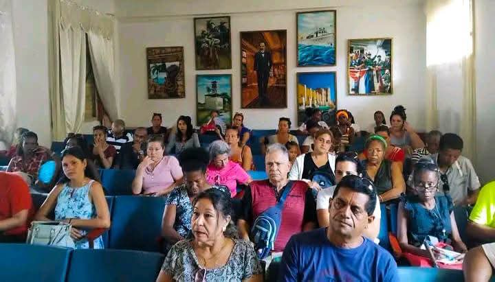 CubaMined's tweet photo. 🇨🇺 Se desarrollan en todos los municipios del país los seminarios de preparación de profesores de Historia y Educación Ciudadana. Se analizan temas medulares de la agenda educativa como la concepción de las disciplinas. Prevalece el compromiso de los  educadores.
#CubaMined 🇨🇺🇨🇺 https://t.co/0uV58Y1nlv