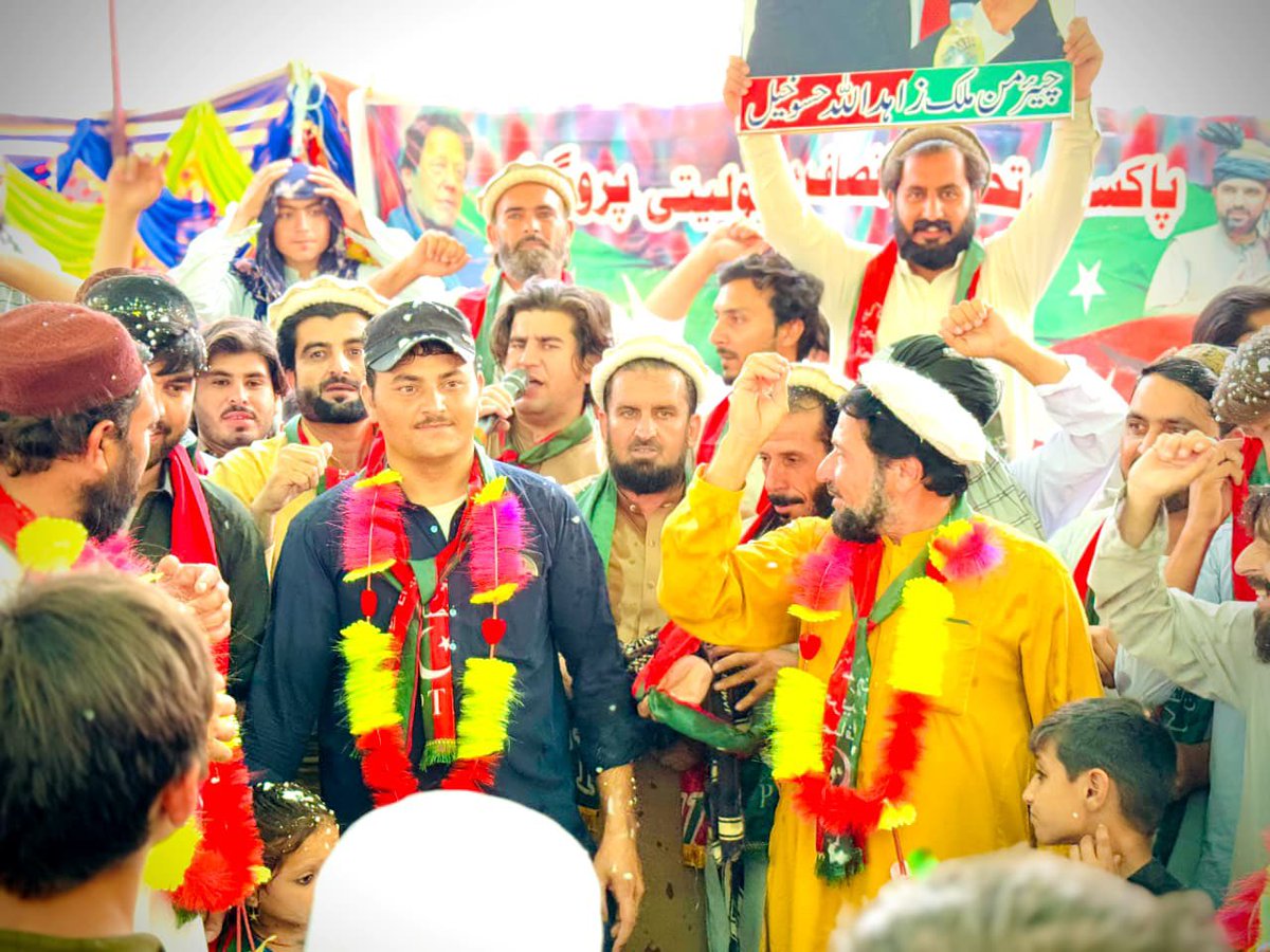 DawarAllama's tweet photo. الحمدللہ! عوام کا اعتماد، پاکستان تحریک انصاف کا قافلہ دن بدن مضبوط ہوتا جا رہا ہے. 

حلقہ PK-103 شمالی وزیرستان سے فارم 45 کے مطابق نومنتخب عوامی ایم پی اے علامہ اقبال داوڑ کی ہدایت پر وی سی حسوخیل میں زاہد چیئرمین کی قیادت میں ایک شاندار شمولیتی پروگرام منعقد ہوا، جس میں سینکڑوں افراد نے پاکستان تحریک انصاف میں شمولیت اختیار کرکے عمران خان کے نظریے اور حقیقی عوامی سیاست پر اپنے بھرپور اعتماد کا اظہار کیا. 

یہ حلقہ PK-103 میں پاکستان تحریک انصاف کا دوسرا بڑا شمولیتی پروگرام تھا، جو اس بات کا واضح ثبوت ہے کہ عوام آج بھی عمران خان کے بیانیے اور علامہ اقبال داوڑ کی قیادت پر مکمل اعتماد رکھتے ہیں. مختلف علاقوں سے آئے ہوئے معززین، نوجوانوں اور قبائلی عمائدین نے پارٹی میں شمولیت اختیار کرتے ہوئے اس عزم کا اظہار کیا کہ وہ علاقے کی ترقی، عوامی حقوق اور انصاف کی جدوجہد میں بھرپور کردار ادا کریں گے. 

اس موقع پر نئے شامل ہونے والے ساتھیوں کو خوش آمدید کہتے ہوئے کہا گیا کہ پاکستان تحریک انصاف ایک نظریاتی جماعت ہے، جہاں عوام کی خدمت، شفاف سیاست اور انصاف کے اصولوں کو ہمیشہ مقدم رکھا جاتا ہے. 

ان شاء اللّہ عوام کی طاقت اور بھرپور اعتماد کے ساتھ یہ قافلہ مزید مضبوط ہوگا اور حلقہ PK-103 میں ترقی، خوشحالی اور عوامی خدمت کا سفر مزید تیزی سے جاری رہے گا. 
علامہ اقبال داوڑ
عوامی رہنما حلقہ پی کے 103 شمالی وزیرستان
@SohailAfridiISF 
@MuradSaeedPTI 
@ImranKhanPTI