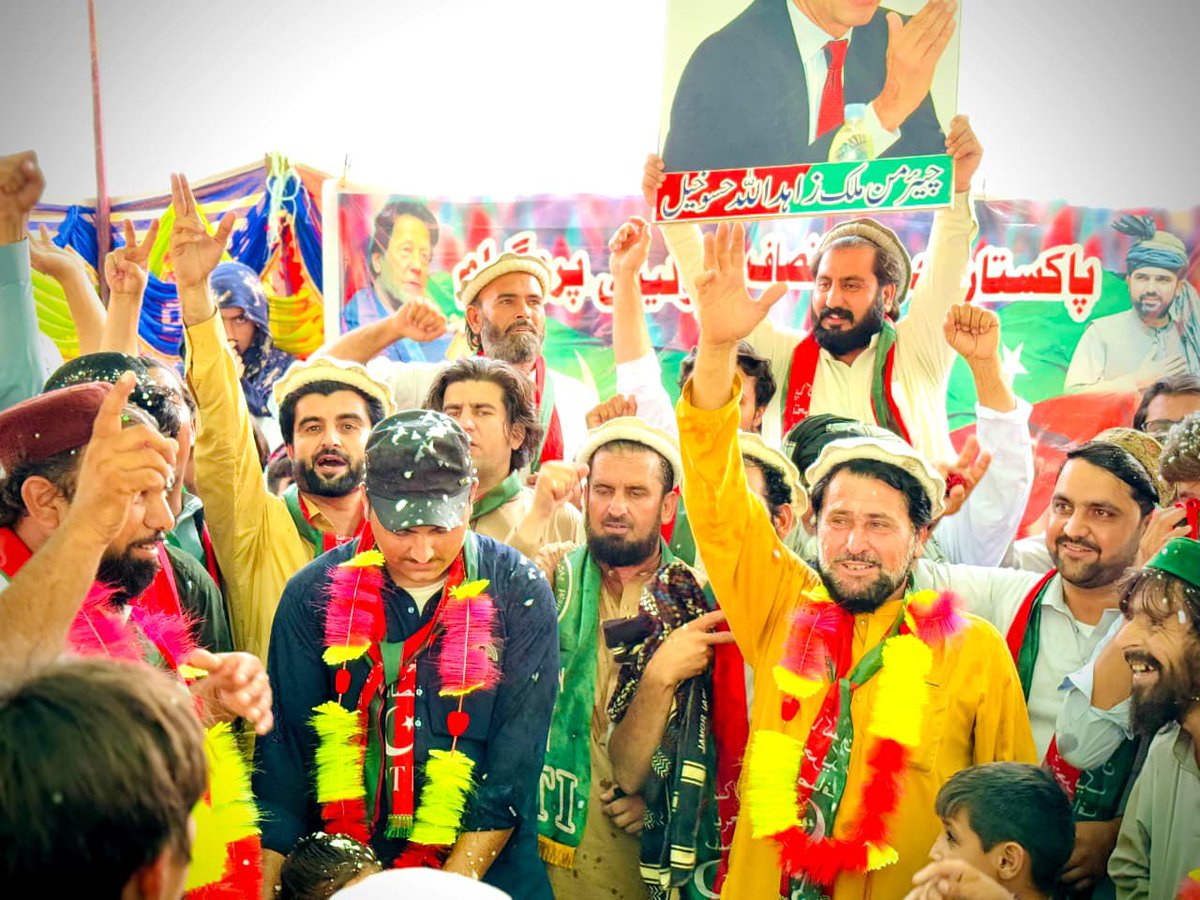 DawarAllama's tweet photo. الحمدللہ! عوام کا اعتماد، پاکستان تحریک انصاف کا قافلہ دن بدن مضبوط ہوتا جا رہا ہے. 

حلقہ PK-103 شمالی وزیرستان سے فارم 45 کے مطابق نومنتخب عوامی ایم پی اے علامہ اقبال داوڑ کی ہدایت پر وی سی حسوخیل میں زاہد چیئرمین کی قیادت میں ایک شاندار شمولیتی پروگرام منعقد ہوا، جس میں سینکڑوں افراد نے پاکستان تحریک انصاف میں شمولیت اختیار کرکے عمران خان کے نظریے اور حقیقی عوامی سیاست پر اپنے بھرپور اعتماد کا اظہار کیا. 

یہ حلقہ PK-103 میں پاکستان تحریک انصاف کا دوسرا بڑا شمولیتی پروگرام تھا، جو اس بات کا واضح ثبوت ہے کہ عوام آج بھی عمران خان کے بیانیے اور علامہ اقبال داوڑ کی قیادت پر مکمل اعتماد رکھتے ہیں. مختلف علاقوں سے آئے ہوئے معززین، نوجوانوں اور قبائلی عمائدین نے پارٹی میں شمولیت اختیار کرتے ہوئے اس عزم کا اظہار کیا کہ وہ علاقے کی ترقی، عوامی حقوق اور انصاف کی جدوجہد میں بھرپور کردار ادا کریں گے. 

اس موقع پر نئے شامل ہونے والے ساتھیوں کو خوش آمدید کہتے ہوئے کہا گیا کہ پاکستان تحریک انصاف ایک نظریاتی جماعت ہے، جہاں عوام کی خدمت، شفاف سیاست اور انصاف کے اصولوں کو ہمیشہ مقدم رکھا جاتا ہے. 

ان شاء اللّہ عوام کی طاقت اور بھرپور اعتماد کے ساتھ یہ قافلہ مزید مضبوط ہوگا اور حلقہ PK-103 میں ترقی، خوشحالی اور عوامی خدمت کا سفر مزید تیزی سے جاری رہے گا. 
علامہ اقبال داوڑ
عوامی رہنما حلقہ پی کے 103 شمالی وزیرستان
@SohailAfridiISF 
@MuradSaeedPTI 
@ImranKhanPTI