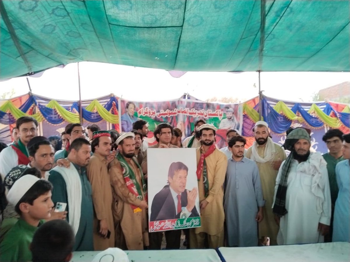 DawarAllama's tweet photo. الحمدللہ! عوام کا اعتماد، پاکستان تحریک انصاف کا قافلہ دن بدن مضبوط ہوتا جا رہا ہے. 

حلقہ PK-103 شمالی وزیرستان سے فارم 45 کے مطابق نومنتخب عوامی ایم پی اے علامہ اقبال داوڑ کی ہدایت پر وی سی حسوخیل میں زاہد چیئرمین کی قیادت میں ایک شاندار شمولیتی پروگرام منعقد ہوا، جس میں سینکڑوں افراد نے پاکستان تحریک انصاف میں شمولیت اختیار کرکے عمران خان کے نظریے اور حقیقی عوامی سیاست پر اپنے بھرپور اعتماد کا اظہار کیا. 

یہ حلقہ PK-103 میں پاکستان تحریک انصاف کا دوسرا بڑا شمولیتی پروگرام تھا، جو اس بات کا واضح ثبوت ہے کہ عوام آج بھی عمران خان کے بیانیے اور علامہ اقبال داوڑ کی قیادت پر مکمل اعتماد رکھتے ہیں. مختلف علاقوں سے آئے ہوئے معززین، نوجوانوں اور قبائلی عمائدین نے پارٹی میں شمولیت اختیار کرتے ہوئے اس عزم کا اظہار کیا کہ وہ علاقے کی ترقی، عوامی حقوق اور انصاف کی جدوجہد میں بھرپور کردار ادا کریں گے. 

اس موقع پر نئے شامل ہونے والے ساتھیوں کو خوش آمدید کہتے ہوئے کہا گیا کہ پاکستان تحریک انصاف ایک نظریاتی جماعت ہے، جہاں عوام کی خدمت، شفاف سیاست اور انصاف کے اصولوں کو ہمیشہ مقدم رکھا جاتا ہے. 

ان شاء اللّہ عوام کی طاقت اور بھرپور اعتماد کے ساتھ یہ قافلہ مزید مضبوط ہوگا اور حلقہ PK-103 میں ترقی، خوشحالی اور عوامی خدمت کا سفر مزید تیزی سے جاری رہے گا. 
علامہ اقبال داوڑ
عوامی رہنما حلقہ پی کے 103 شمالی وزیرستان
@SohailAfridiISF 
@MuradSaeedPTI 
@ImranKhanPTI