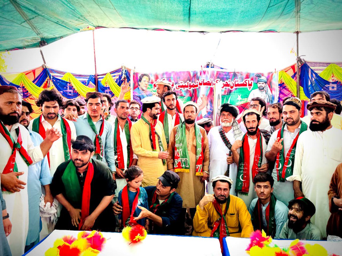 DawarAllama's tweet photo. الحمدللہ! عوام کا اعتماد، پاکستان تحریک انصاف کا قافلہ دن بدن مضبوط ہوتا جا رہا ہے. 

حلقہ PK-103 شمالی وزیرستان سے فارم 45 کے مطابق نومنتخب عوامی ایم پی اے علامہ اقبال داوڑ کی ہدایت پر وی سی حسوخیل میں زاہد چیئرمین کی قیادت میں ایک شاندار شمولیتی پروگرام منعقد ہوا، جس میں سینکڑوں افراد نے پاکستان تحریک انصاف میں شمولیت اختیار کرکے عمران خان کے نظریے اور حقیقی عوامی سیاست پر اپنے بھرپور اعتماد کا اظہار کیا. 

یہ حلقہ PK-103 میں پاکستان تحریک انصاف کا دوسرا بڑا شمولیتی پروگرام تھا، جو اس بات کا واضح ثبوت ہے کہ عوام آج بھی عمران خان کے بیانیے اور علامہ اقبال داوڑ کی قیادت پر مکمل اعتماد رکھتے ہیں. مختلف علاقوں سے آئے ہوئے معززین، نوجوانوں اور قبائلی عمائدین نے پارٹی میں شمولیت اختیار کرتے ہوئے اس عزم کا اظہار کیا کہ وہ علاقے کی ترقی، عوامی حقوق اور انصاف کی جدوجہد میں بھرپور کردار ادا کریں گے. 

اس موقع پر نئے شامل ہونے والے ساتھیوں کو خوش آمدید کہتے ہوئے کہا گیا کہ پاکستان تحریک انصاف ایک نظریاتی جماعت ہے، جہاں عوام کی خدمت، شفاف سیاست اور انصاف کے اصولوں کو ہمیشہ مقدم رکھا جاتا ہے. 

ان شاء اللّہ عوام کی طاقت اور بھرپور اعتماد کے ساتھ یہ قافلہ مزید مضبوط ہوگا اور حلقہ PK-103 میں ترقی، خوشحالی اور عوامی خدمت کا سفر مزید تیزی سے جاری رہے گا. 
علامہ اقبال داوڑ
عوامی رہنما حلقہ پی کے 103 شمالی وزیرستان
@SohailAfridiISF 
@MuradSaeedPTI 
@ImranKhanPTI