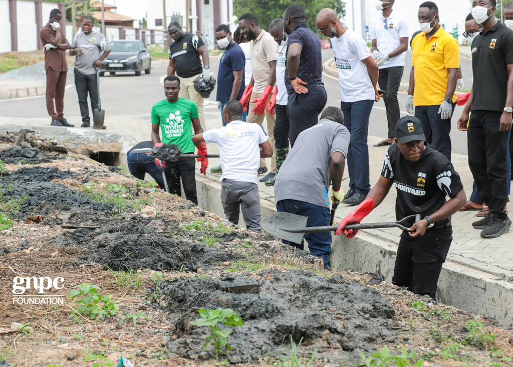 GNPCFoundation's tweet photo. The Managing Director of GNPC Foundation, Helga J.M. Boadi, today led staff of the Foundation in a clean-up exercise in support of the nationwide environmental sanitation initiative championed by H.E. President John Dramani Mahama.

See here👇👇👇

https://t.co/B4UsFD31qs https://t.co/bs9YRIXER7