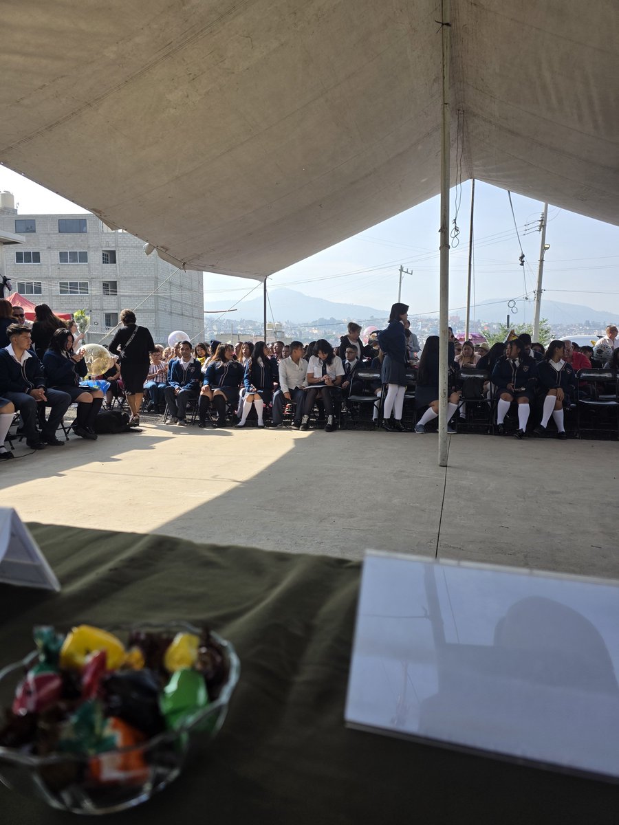 EugenioMtnez's tweet photo. Hoy amanecimos en la graduación de la Escuela Preparatoria Oficial 296 Fidel Castro Ruz. Una impresionante demostración de la UPREZ en sus luchas sociales para garantizar el futuro de los jóvenes y niños. https://t.co/malr39wrZp