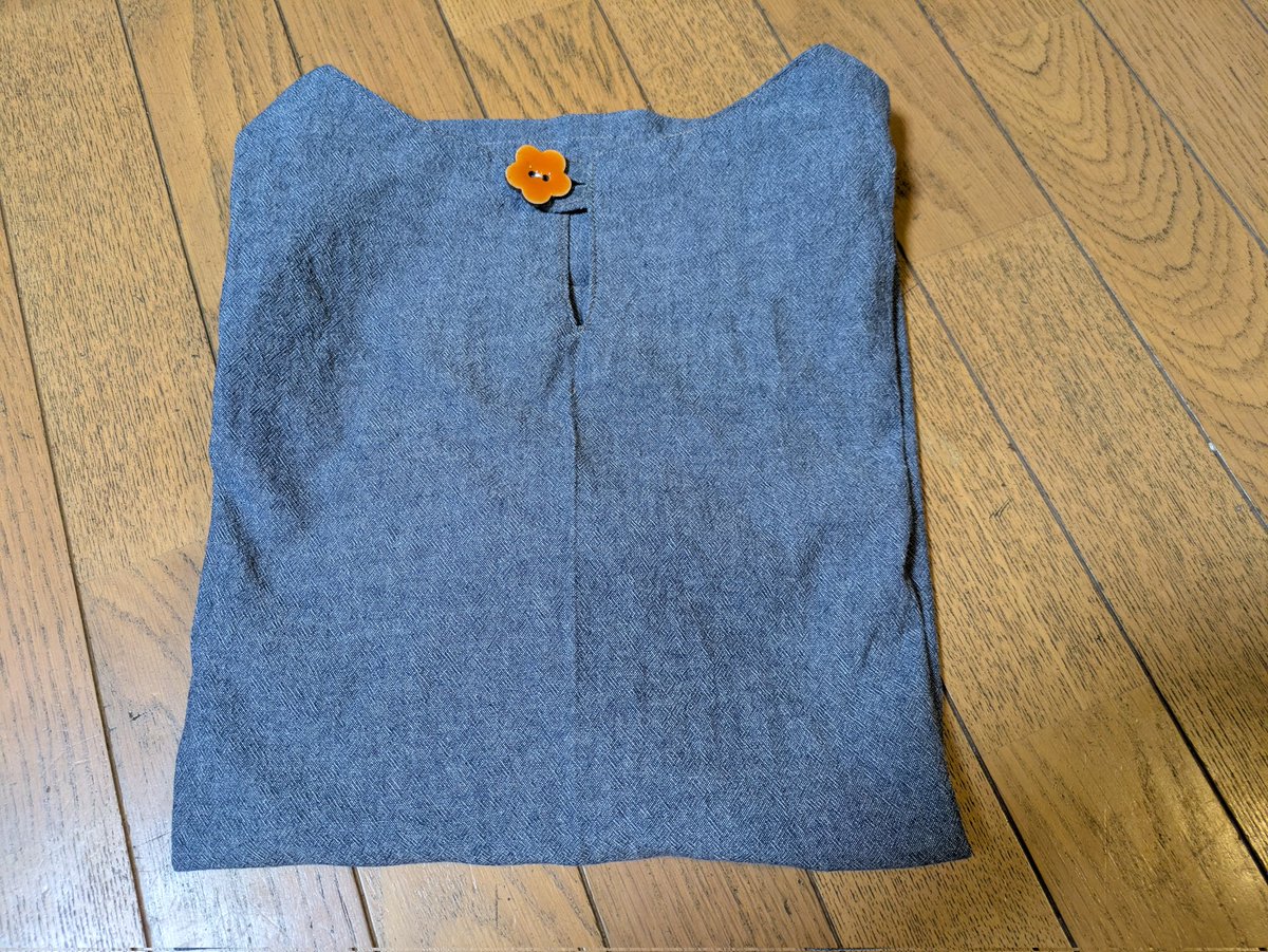 mampom0704's tweet photo. 少しずつ進めたハンドメイド。やっと完成。素材感が気にいった生地とデザインが気にいった生地。最後にワンポイントボタン🌼 https://t.co/kaQB7Dj8Ix