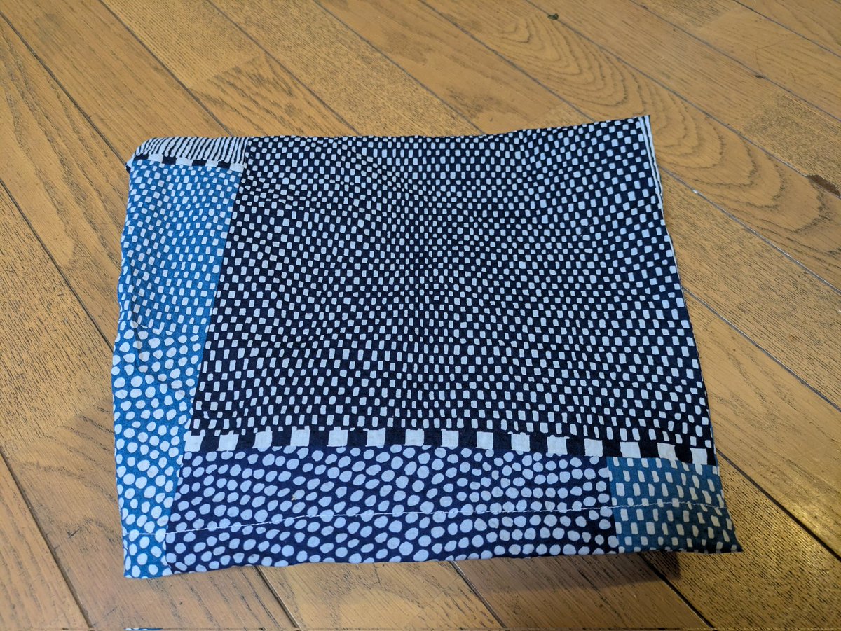 mampom0704's tweet photo. 少しずつ進めたハンドメイド。やっと完成。素材感が気にいった生地とデザインが気にいった生地。最後にワンポイントボタン🌼 https://t.co/kaQB7Dj8Ix