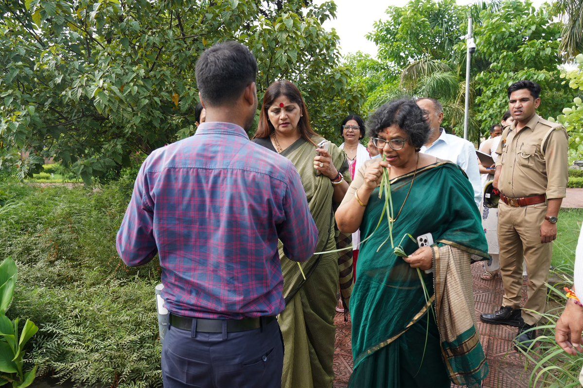 NCWIndia's tweet photo. कन्नौज | 10 जुलाई 2026

राष्ट्रीय महिला आयोग की माननीय अध्यक्षा श्रीमती विजया रहाटकर ने कन्नौज स्थित Fragrance and Flavour Development Centre (FFDC) का दौरा कर प्रशिक्षुओं एवं विद्यार्थियों से संवाद किया। उन्होंने महिलाओं से कौशल विकास, स्वरोज़गार और उद्यमिता को अपनाकर आर्थिक रूप से आत्मनिर्भर बनने का आह्वान किया।

कार्यक्रम के दौरान  प्रशिक्षण पूर्ण करने वाले प्रतिभागियों को प्रमाण-पत्र तथा चयनित लाभार्थियों को स्वरोज़गार हेतु टूलकिट वितरित किए गए। माननीय अध्यक्षा ने महिलाओं के सशक्तिकरण के लिए कौशल विकास और उद्यमिता को सुदृढ़ बनाने में FFDC की भूमिका की सराहना की।

#राष्ट्रीयमहिलाआयोग #NCW #कन्नौज #महिलासशक्तिकरण #कौशलविकास