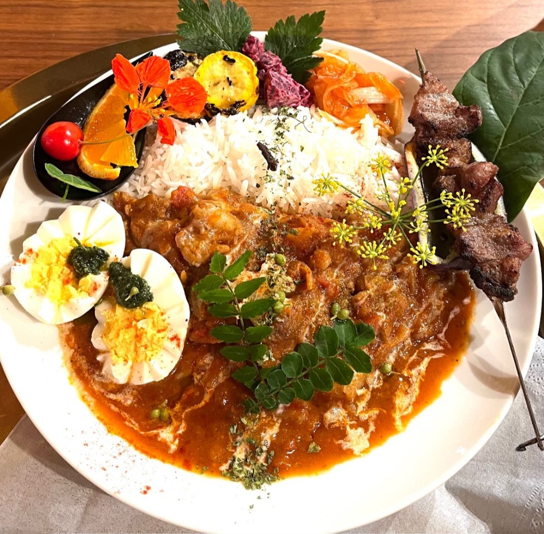 rasoi_jp's tweet photo. 文月十一日おはようございます。
ラララ🎶ラソイはあなたの“台所🎶
【ランチ11時～、ディナー17時～】
9時よりご予約受付📞0433079955
セットに #ガスパチョ つけます
#裏千葉ビーフ山椒カレーライス
#チキンビリヤニ
#桃ラッシー
#らっしー
#らそりん
#ちーばこカレー部
#裏千葉
#ラソイ
#千葉市 https://t.co/mWQR9BJvgA