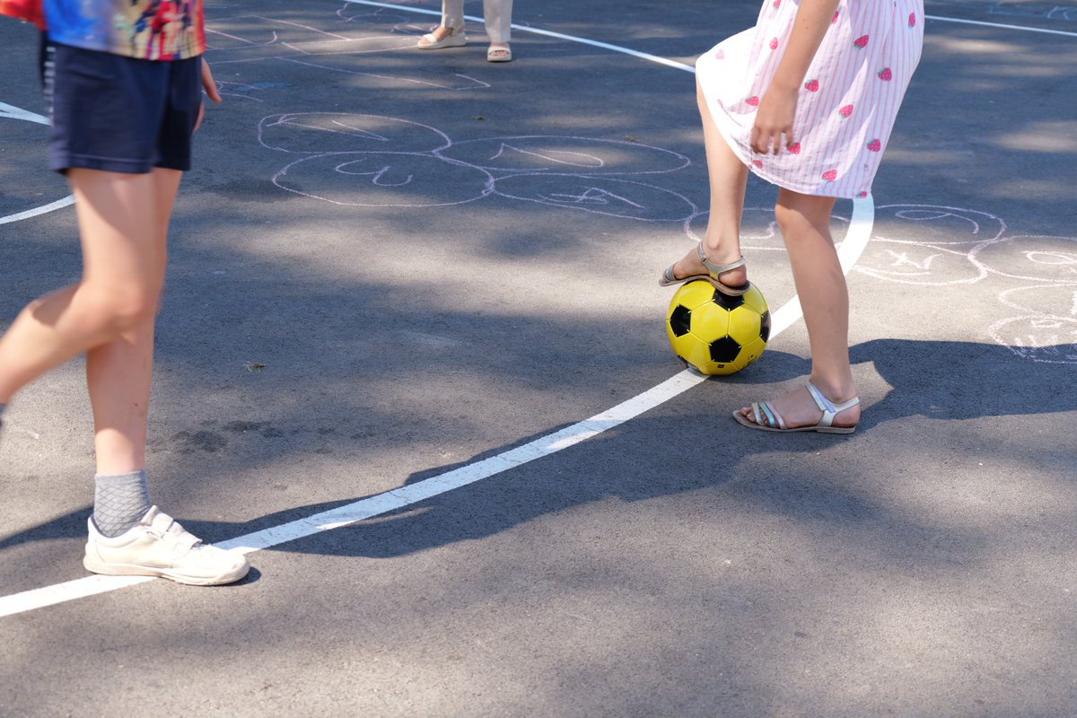 Prefet67's tweet photo. #Sport | Le city-stade du quartier Wihrel : un projet construit avec les habitants⚽🏀🏐

🔎Le 10 juillet 2026, Maxime Ahrweiller Adousso, secrétaire générale de la  préfecture du Bas-Rhin, a inauguré l'aire de jeux et le city-stade à #Ostwald. Ce projet, financé par l'État, la municipalité et la région Grand Est, a été élaboré en concertation avec les habitants. 🤝

🎯Objectifs : 
➡️Favoriser le vivre-ensemble au sein du quartier 
➡️Encourager l'activité sportive, notamment chez les jeunes
➡️Permettre au quartier Wihrel de bénéficier d'équipements, écologiques,  adaptées à tous

@Solidarite_gouv 
@regiongrandest