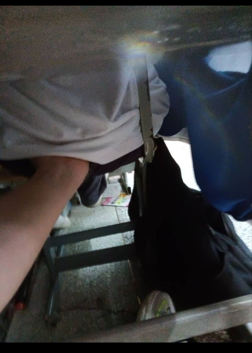 xcg177900's tweet photo. #校服 #高中生 
上课偷偷玩弄前桌，没想到流了这么多水。 https://t.co/ceutI2pmOj