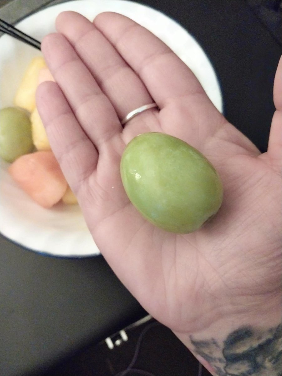 absoluteunits_x's tweet photo. Absolute units of a grape.
#awesome #big #absoluteunits https://t.co/LPJQv9i2S2