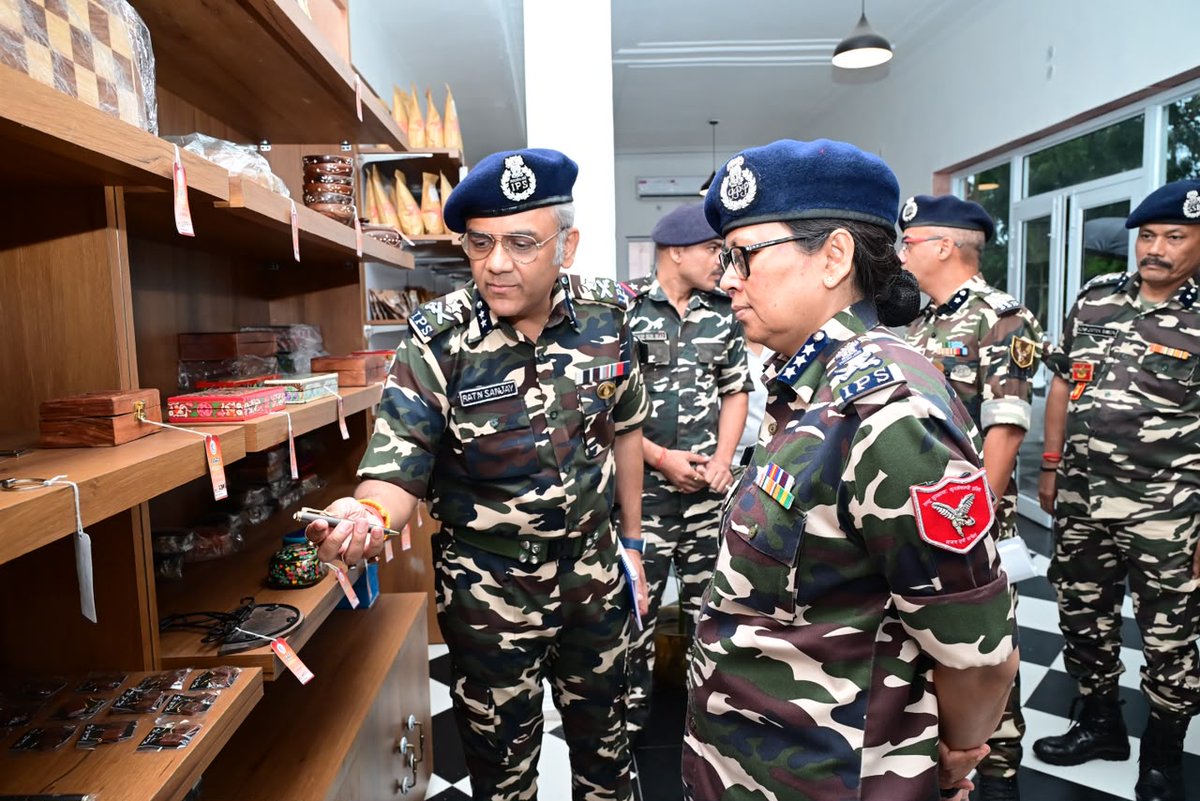SSBFTRLUCKNOW's tweet photo. #ADGSSBOnTour
#ADGSSB श्रीमती रेखा लोहानी (भा.पु.से.) ने #FTRSSBLucknow के दौरे के दौरान महानिरीक्षक @ratnsanjayips की उपस्थिति में  #KPKB कैंटीन एवं #SWWA की सुकृति शॉप का अवलोकन किया तथा व्यवस्थाओं की सराहना करते हुए आवश्यक दिशा-निर्देश प्रदान किए।
#SSB #FrontierLucknow https://t.co/YZSEuVqAls