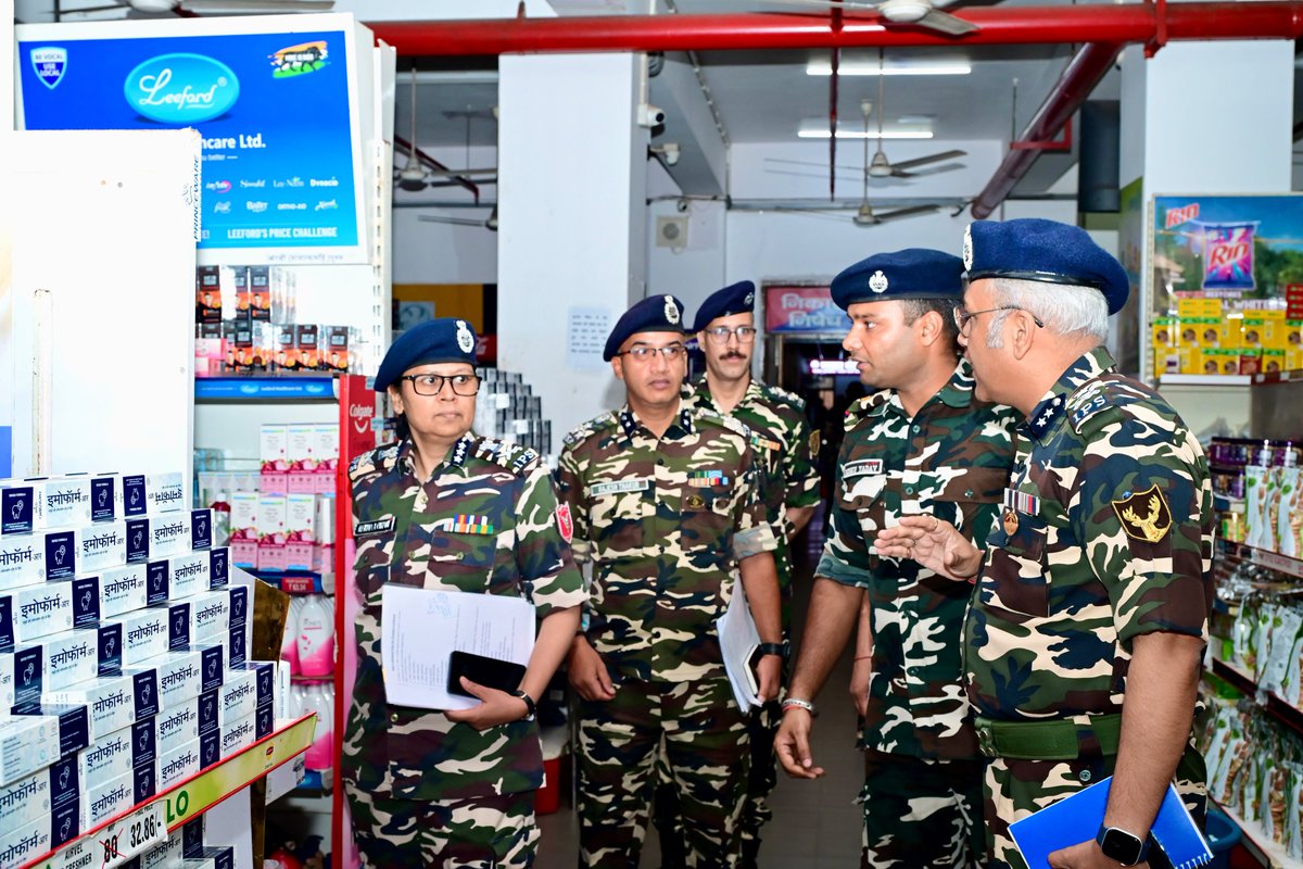 SSBFTRLUCKNOW's tweet photo. #ADGSSBOnTour
#ADGSSB श्रीमती रेखा लोहानी (भा.पु.से.) ने #FTRSSBLucknow के दौरे के दौरान महानिरीक्षक @ratnsanjayips की उपस्थिति में  #KPKB कैंटीन एवं #SWWA की सुकृति शॉप का अवलोकन किया तथा व्यवस्थाओं की सराहना करते हुए आवश्यक दिशा-निर्देश प्रदान किए।
#SSB #FrontierLucknow https://t.co/YZSEuVqAls