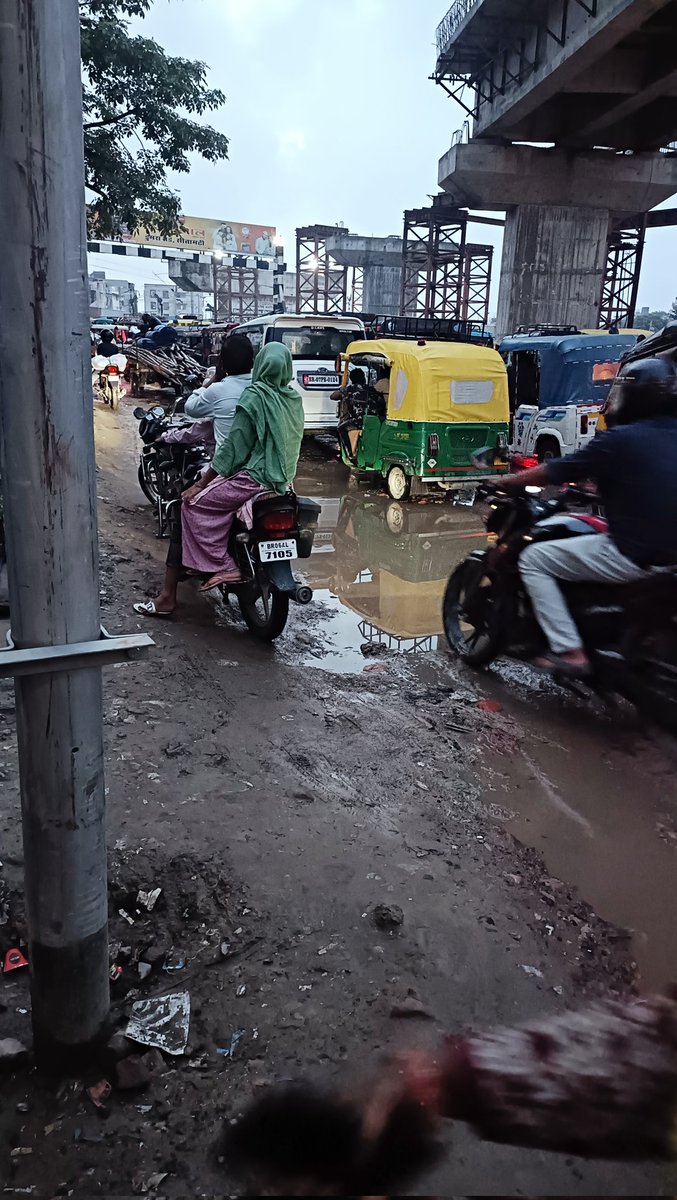 Gufran7Md's tweet photo. @TransportKE @nitin_gadkari @bihargov, "मेहसौल ओवरब्रिज सीतामढ़ी का निर्माण पिछले लगभग 12 वर्षों से चल रहा है, लेकिन आज तक पूरा नहीं हुआ। रोज़ाना हजारों लोगों को जाम, दुर्घटना और परेशानी का सामना करना पड़ता है। कृपया इस परियोजना को जल्द पूरा कराने के लिए आवश्यक कार्रवाई करें। https://t.co/trhRrTvokt