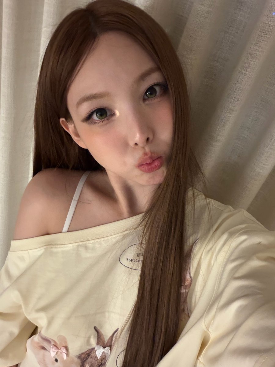 godmitzu's tweet photo. NAYEON IS SO GORGEOUS https://t.co/AWDVTRN8xW