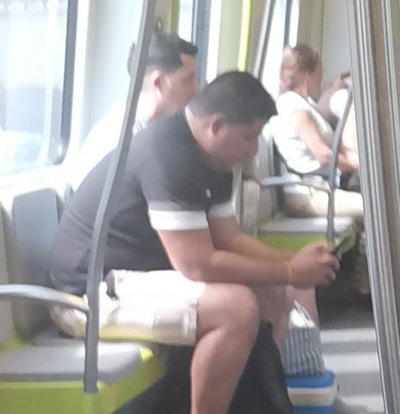 Odrian_'s tweet photo. Cuidado si estáis en valencia, estos 2 se han puesto a hacer fotos a chicas en el metro https://t.co/DTouGuqiJM