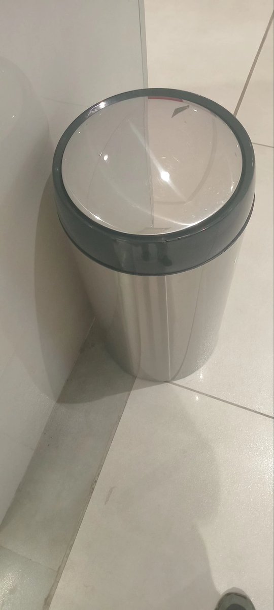 AirL0st's tweet photo. This has got to be the worst trash can design of all time https://t.co/t2zQ4aOnYb