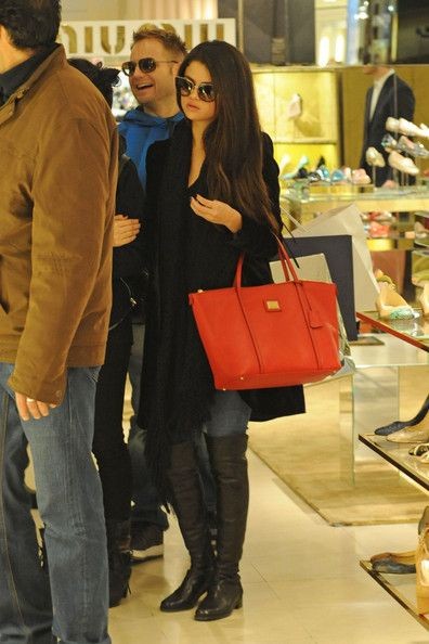 selenaoutfitspl's tweet photo. Selena Gomez on February 16, 2013. https://t.co/dgm0B3JX3U
