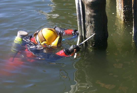 EPAregion2's tweet photo. 🛶 Boats, sampling crews, and survey equipment are now active in various locations along the Hudson River as EPA gathers data to support the cleanup of the Quanta Resources Superfund site in Edgewater, New Jersey.

Over the next several months, crews will collect sediment samples, map the river bottom, and inspect the pier structure at 115 River Road. This information will help us finalize the design of a cleanup that will remove contaminated sediment and help protect the Hudson River.

Learn more about EPA's cleanup work at the site: https://t.co/H9Sk6mEhzT