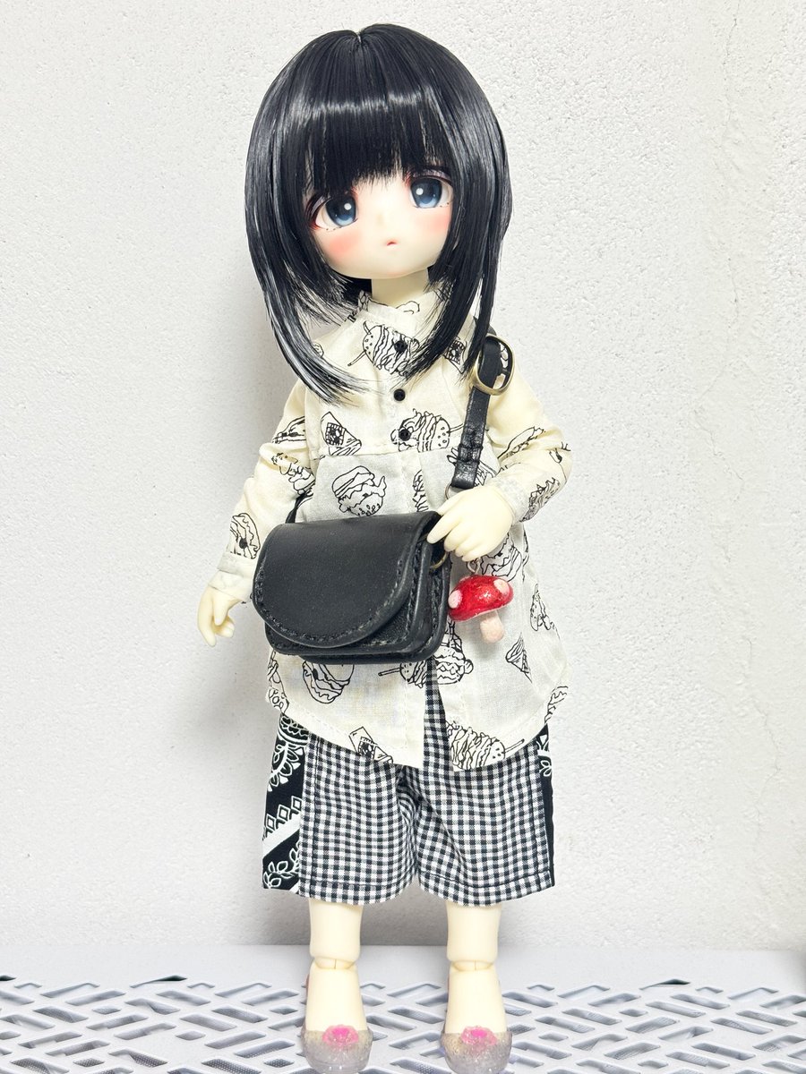 dot_dotty_dots's tweet photo. タイニーちゃん履けるかな？って今日ガチャ回したキッズサンダルはギチギチになるけど一応履けた😅
ちぐはぐな格好が子供っぽくて可愛い🤣 https://t.co/wTP38Cm5mC