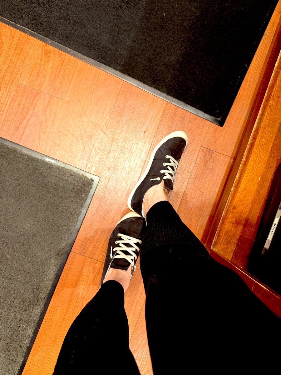 yourqueentish's tweet photo. It’s Friday, and lunch is on you for myself and my coworkers. 

Now, send. 🥀
•
@dommes_rt @RTDoms @RTSUBSLVT @rt_find @rt_feet @FeetFinder @rtfeetslave1 https://t.co/O1O7HYegbq