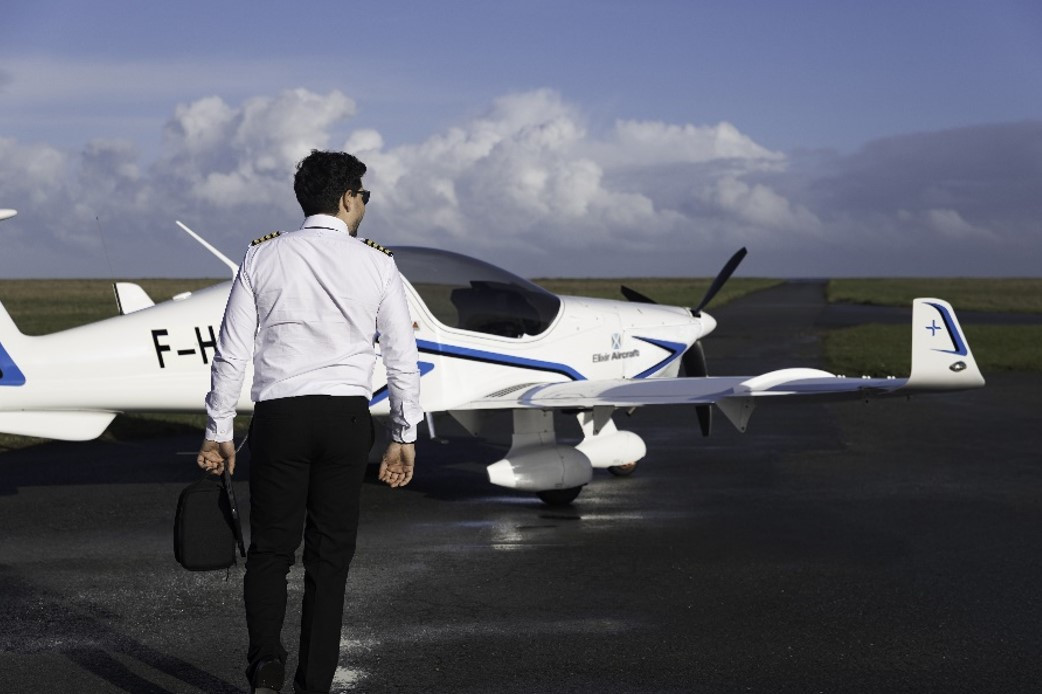 NicolasDufourcq's tweet photo. Nouvelle étape pour un beau succès industriel français : Elixir Aircraft lève 45M€ pour accélérer son développement et lancer le programme Equinox.

@ELIXIR_Aircraft, c'est l'histoire d'un avion de formation entièrement pensé et fabriqué en France, à La Rochelle. 
Ce qui le caractérise ? Cellule en carbone monobloc issue de la voile de compétition, émissions de CO2 réduites de 70% face aux générations précédentes, coûts d'exploitation parmi les plus bas du marché, sécurité des vols renforcée.
60 appareils volent déjà en Europe, et le premier vol aux États-Unis a eu lieu ce mois de juin.

Cette levée de 45M€, menée par le fonds SPI (que nous gérons avec @Bpifrance pour le compte de l'État dans le cadre de France 2030), aux côtés d'Odyssée Venture et d'Innovacom, va permettre trois choses essentielles :
→ accélérer la montée en cadence industrielle (déjà 16 avions produits au premier semestre 2026, plus que sur toute l'année 2025) et regrouper les sites de production
→ renforcer l'implantation aux États-Unis, marché prioritaire, et préparer l'entrée en Asie
→ lancer Equinox, un nouveau programme d'avion qui viendra compléter la gamme

C'est exactement le type de trajectoire que nous voulons soutenir : une deeptech industrielle française qui construit sa souveraineté technologique pour mieux partir à la conquête des marchés internationaux, où elle trouvera ses meilleurs relais de croissance. 
Nos entrepreneurs pensent leur développement en France et dans le monde entier. C'est le bon logiciel, nous les encourageons chaque jour dans ce sens.

Bravo à Arthur Léopold-Léger et à toutes les équipes d'Elixir Aircraft. Rendez-vous à Oshkosh fin juillet pour la suite !

Notre communiqué de presse ➡️ https://t.co/YtdJVRSOMM