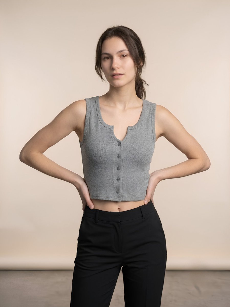 senatex26's tweet photo. Tu nuevo esencial ha llegado.
La combinación perfecta entre simplicidad y estilo. Próximamente disponible, reserva el tuyo al 71227815.
#newdrop #minimalstyle #essentialtop #senatex #comingsoon #fashionessentials https://t.co/GIeHeYNwol
