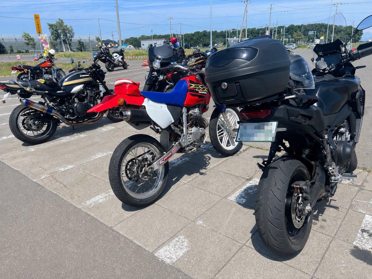 jet_k64's tweet photo. インカムツーリング最高すぎる！！🏍️🎧

仲間と話しながら走るだけで、楽しさが何倍にもなる。

景色を共有したり、笑ったり、次どこ寄る？なんて話しながら走る時間が最高。

正直、ここまで快適で楽しいとは思わなかった。

完全に沼った🤣
もう病みつき。
週3でツーリング行きたい！ https://t.co/CVjOl4OPYS